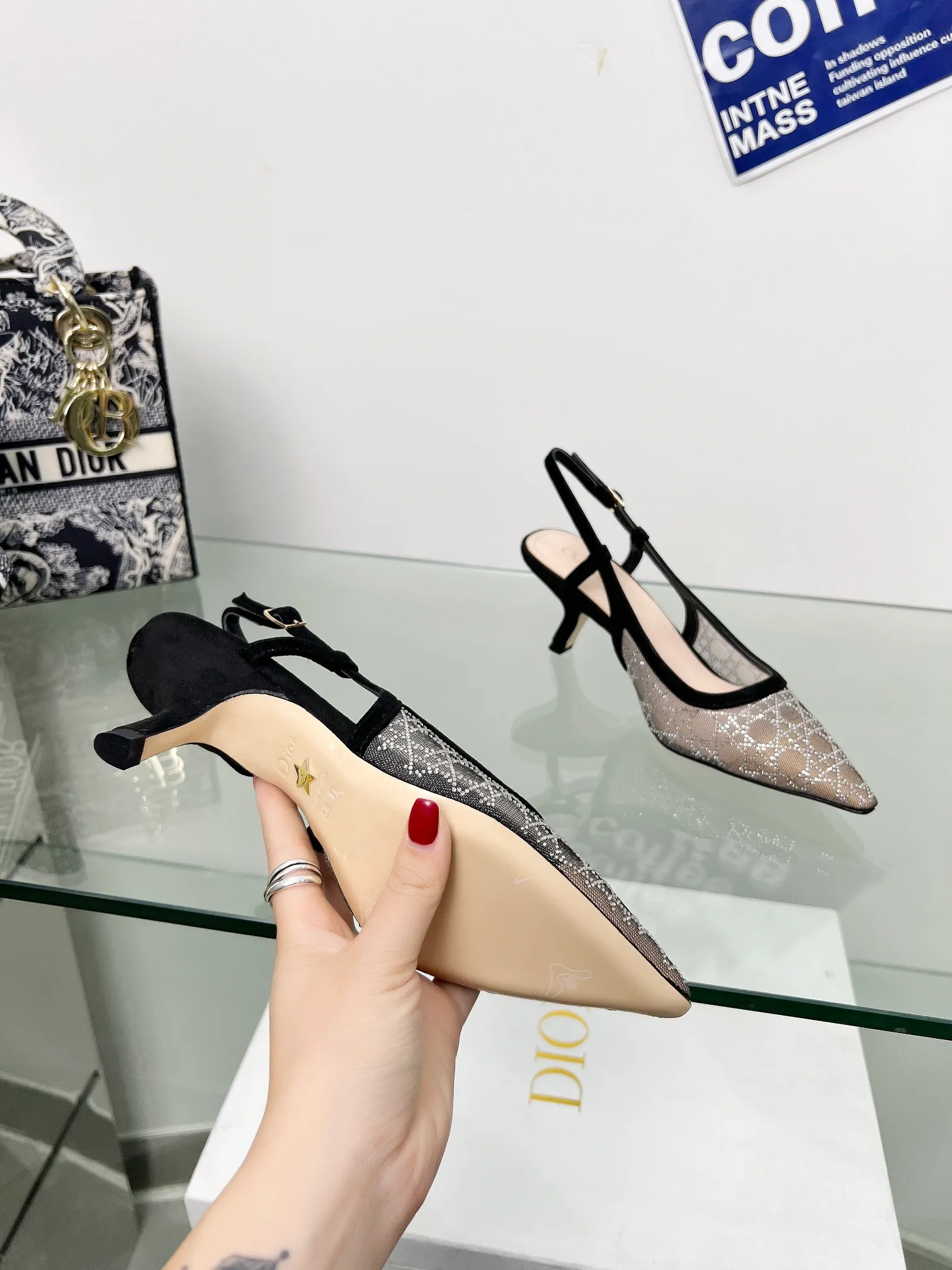 👟👟Ex-factory price 560👟👟Dior 2025 spring and summer catwalk new style bling...bling...crystal shoes Capture one-line high-heeled Mule women's shoes Star same rhinestone square toe cannage pattern cat heel slippers The top high-end version on the market Exclusive sale Material: original custom mesh inlaid with hot Australian rhinestones + water-dyed sheepskin feet + original molded hardware buckles + Italian leather outsole Heel height: 6.5CM/9.5CM size: 33-44 (33.34.40.41.42.43.44 is custom-made and cannot be returned or exchanged)